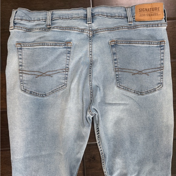 ❤️3/$30 Signature by Levi Strauss Men's Slim Light Blue Jeans - Picture 6 of 12